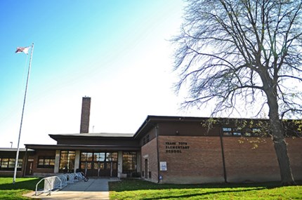 Photo of the exterior of Toth Elementary School building